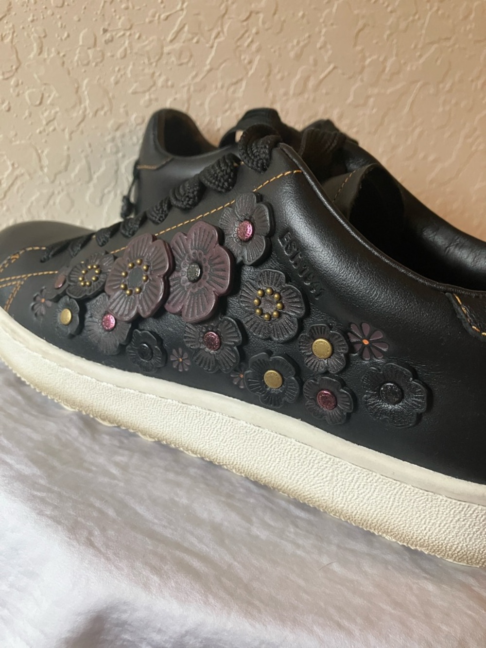 Coach: Black Leather (G1234) Tea Rose Floral Appliqué Sneakers- IOB- 8.5 - Picture 4 of 16